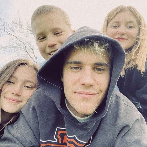 Justin Beiber Hair, Justin Beiber Tattoo, Jaxon Bieber, Justin Bieber Family, Celebrity Siblings, Lonely Girl, Justin Bieber Pictures, Justin Beiber, Love Justin Bieber