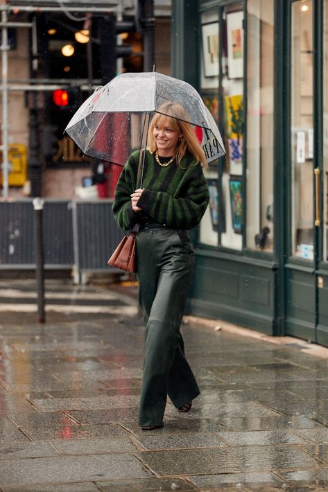 Belgium Street Style, 2023 Paris Street Style, Rain Street Style, Paris Winter Street Style, Europe Street Style, Paris Street Style Winter, Boston Street Style, Umbrella Outfit, European Fashion Fall