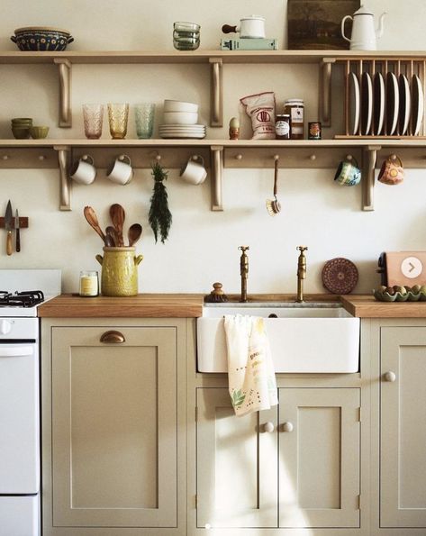 Kitchen No Uppers, Eclectic Kitchen Design, Urban Farmhouse Kitchen, English Kitchens, Eclectic Kitchen, Urban Farmhouse, Cottage Kitchens, Classic Kitchen, Prep Kitchen