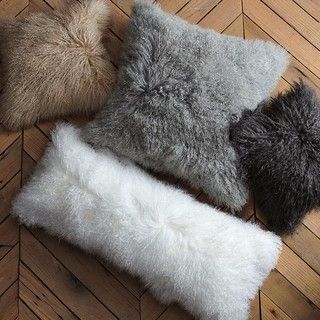 Almohadas echa con telas de peluches West Elm Pillows, Fuzzy Pillows, Dark Carpet, Mongolian Lamb, Contemporary Pillows, Fur Pillow, Teen Room Decor, Fluffy Pillows, Teen Room