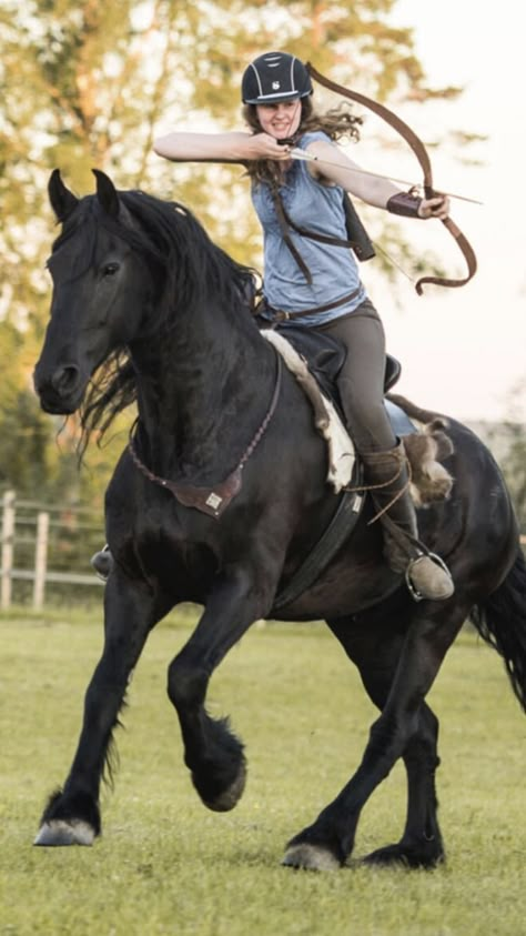 Archery On Horseback, Horse Riding Pose Reference, Archer On Horse, Mounted Archery Horses, Archery Photography, Japanese Mythical Creatures, Archery Aesthetic, Horse Riding Equipment, Horse Archer