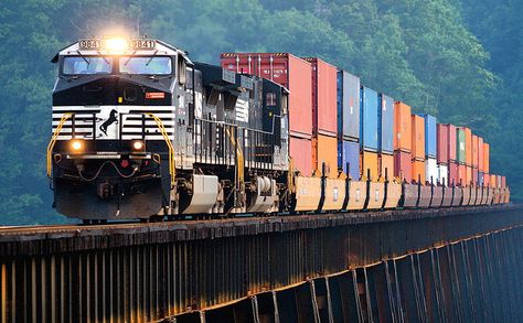 Intermodal stack train by Norfolk Southern, via Flickr Toy Trains Set, Southern Railways, Freight Forwarder, Norfolk Southern, Railroad Photography, Train Art, Train Pictures, Train Engines, Diesel Locomotive