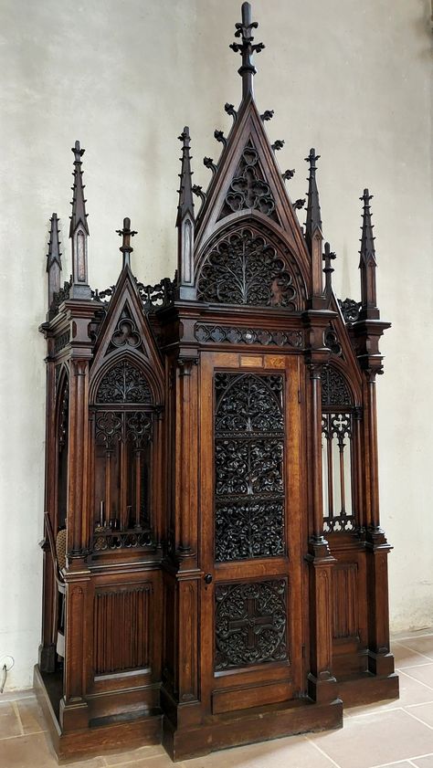 Gothic Furniture Victorian, Gothic Bar, Gothic Architecture Interior, Romance Decor, Gothic Revival Furniture, Real Video, Church Furniture, Gothic Cathedrals, Gothic Furniture