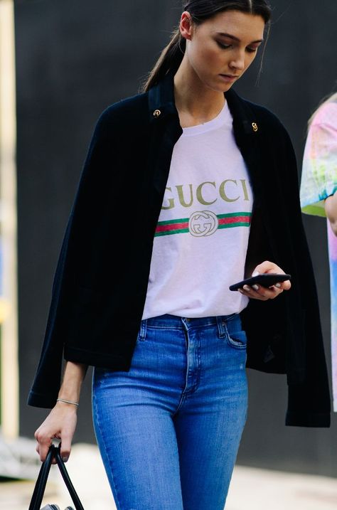 Gucci T-shirt with a blazer and jeans Gucci T Shirt Women, Gucci Tshirt, Gucci T Shirt, T Shorts, Basic Shirts, Outfit Inspiration Fall, Tshirt Outfits, Shirt Outfit, Tshirt Logo