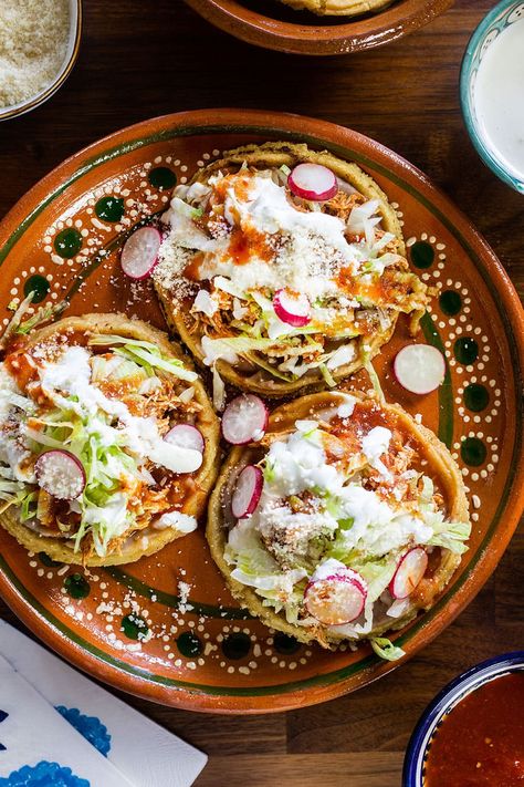 How To Make Sopes, Mexican Sopes, Sopes Recipe, Mexican Treats, Mexican Snacks, How To Cook Beans, Mexican Cooking, Hispanic Food, Latin Food