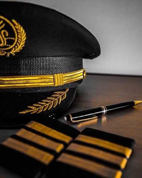 Pilot Pictures, Pilot Uniform Men, Pilot Dream, Pilots Quotes Aviation, Pilot Aesthetic, Pilot Quotes, Pilot Life, Future Pilot, Pilot Career