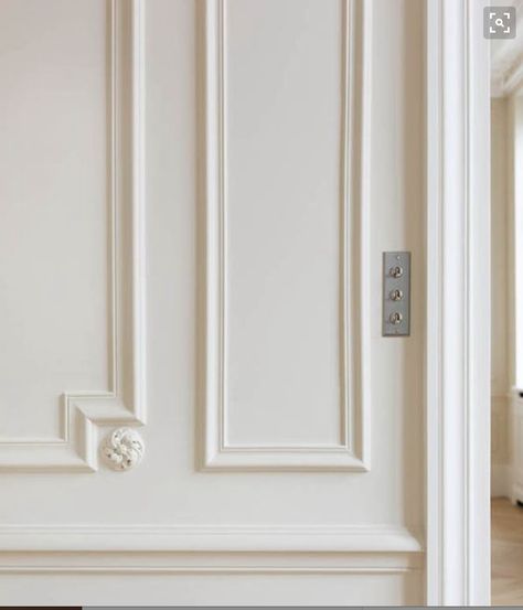 wood or plaster detail Dining Room Wainscoting, Paris Interiors, Wainscoting Styles, Zsazsa Bellagio, Best White Paint, Plafond Design, Interior Design Guide, Wall Panelling, White Paint Colors