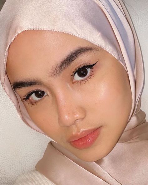 Freckles Makeup, Graduation Makeup, Hijab Style Tutorial, Instagram Feed Ideas Posts, Hijab Fashion Inspiration, Selfie Ideas Instagram, Vibe Clothes, Mood Board Fashion, Ulzzang Fashion