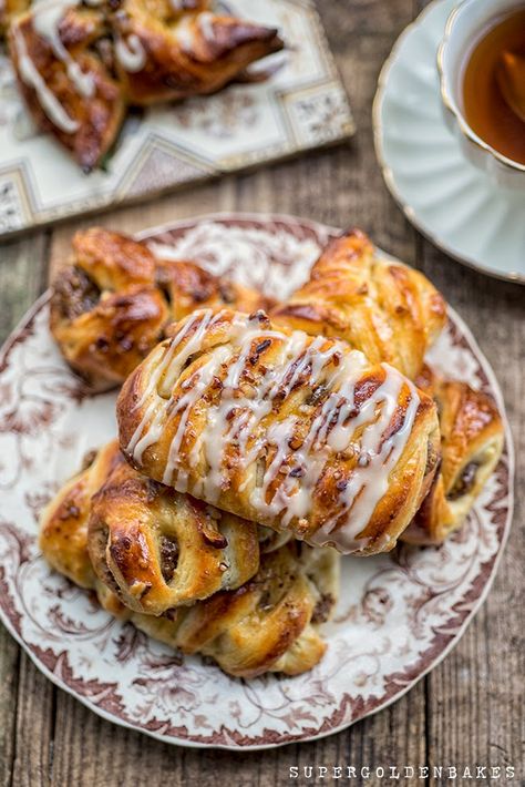 Quick and Easy Maple & Pecan Danish Pastries Danish Desserts, Pecan Danish, Homemade Danish Recipe, Easy Danish, Burgers Vegetarian, Breakfast Pastry Recipes, Cooking Japanese, Desserts Cheesecake, British Bake Off Recipes