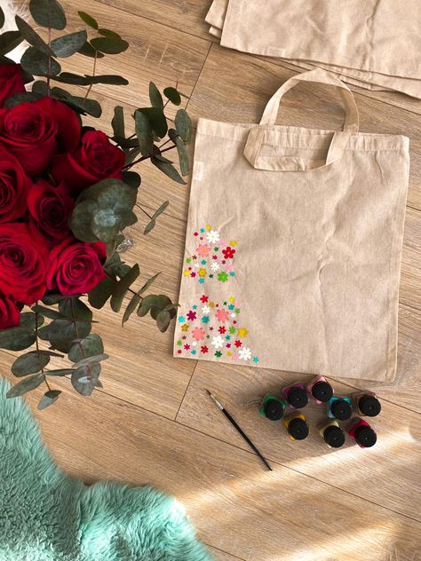 Cute Totebag Painting, Pencil Bag Painting Ideas, Totes Painting Ideas, Diy Totebag Paint, Tote Bag Pattern Paint, Flower Tote Bag Painting, Painted Canvas Bags Ideas, Painting On Canvas Bag, Things To Paint On Tote Bags