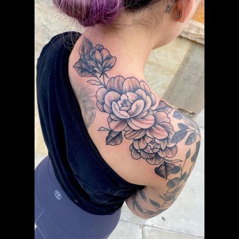 Envisiontattoomurrieta on Instagram: “Over the shoulder floral made by @melissafreeman.tattoo . For appointments…” Back Of Neck Tattoo Cover Up For Women, Back Of Neck Tattoos For Women Cover Up, Shoulder To Neck Tattoos For Women, Christine Tattoo, Tattoo Placement Chart, Best Tattoo Placement, Neck Tattoo Cover Up, Shoulder Cover Up Tattoos, Back Of Neck Tattoos For Women