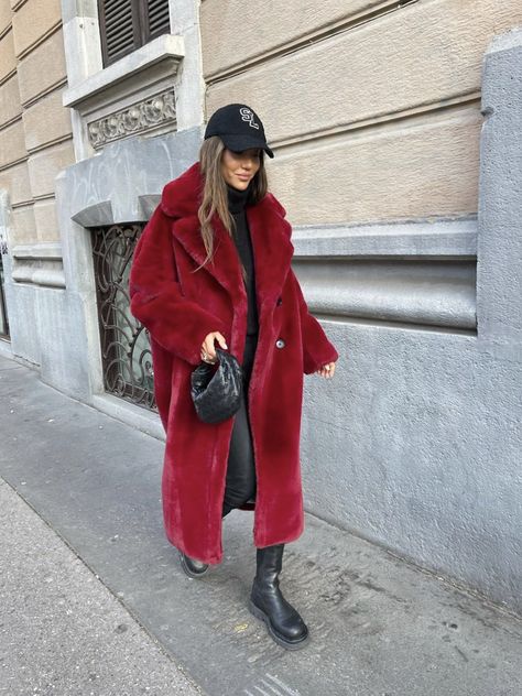 Red Jacket Outfit, Red Fur Coat, Faux Fur Coats Outfit, Tamara Kalinic, Networking Outfit, Elegantes Outfit Damen, Fur Coat Outfit, Classy Business Outfits, Work Outfit Ideas