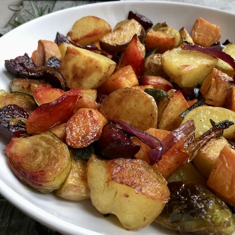 Easy Oven Roasted Vegetables with Herbs Oven Roasted Root Vegetables, Roasted Vegetables Oven, Rosemary Sage, Roasted Root Vegetables, Easy Oven, Delicious Vegetables, Healthy Benefits, Herbs And Spices, Fresh Rosemary