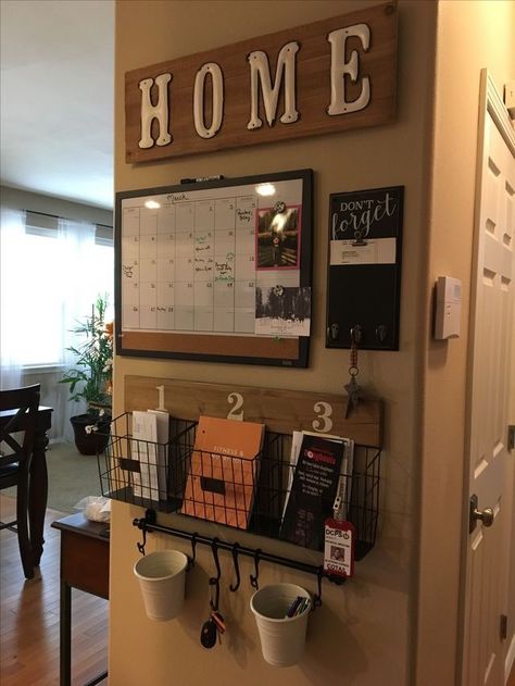 Command Center Ideas, Family Organization Wall, Diy Command Center, Command Center Kitchen, Home Command Center, Family Command Center, First Apartment Decorating, Casa Vintage, Center Ideas