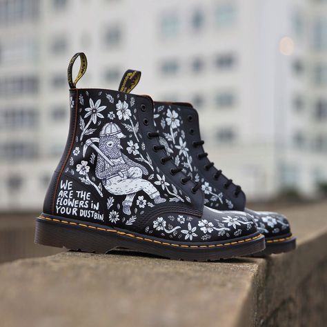 DIY DOC'S: JOE LA PLACA - Dr. Martens Blog Dc Martens Outfit, Arteza Markers, Doc Martens Outfits, Bird Man, Doc Martens Boots, Casual Styles, Stuff And Thangs, Shoe Inspo, Painted Shoes