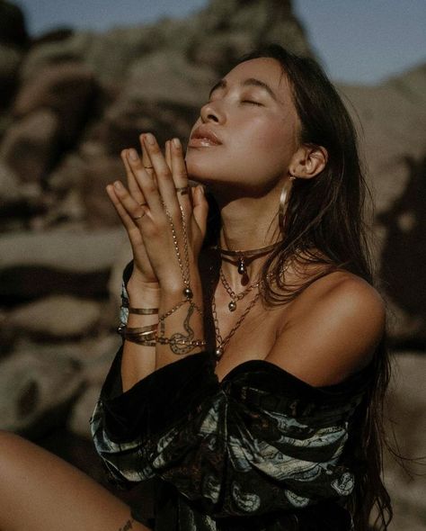 Hippie Photoshoot, Hiking Poses, Hitomi Mochizuki, Nature Goddess, Business Photoshoot, Personal Branding Photoshoot, Sacred Feminine, Portrait Photography Poses, Boho Aesthetic