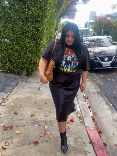 Satin Skirt Tshirt Outfit, Black Slip Skirt Outfit, Black Satin Skirt Outfit, Slip Skirt Outfit, Band Tee Outfits, Plus Size Grunge, Skirt Outfits Aesthetic, Day In La, Black Satin Skirt