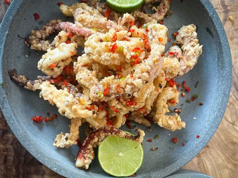 Salt And Chilli Prawns, Salt And Pepper Squid Salad, Salt And Chilli Squid, Crispy Squid Recipe, Squid Recipes Asian, Chilli Squid, Prawns Roast, Asian Seafood, Chinese Banquet