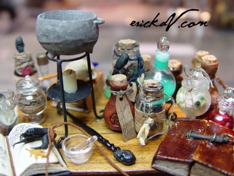 Potions and Apothicary | erickav Monster High Dollhouse, Halloween Dollhouse, Witch Potion, Dollhouse Tutorials, Haunted Dollhouse, Dollhouse Miniature Tutorials, Dollhouse Printables, Halloween Miniatures, Miniature Printables