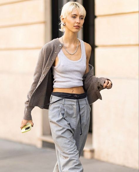 Iris Law Hair Short, Iris Law Street Style, Iris Law Hair, Iris Law Outfits, Iris Law Style, Iris Law, Pixie Outfit, Blonde Bob Hairstyles, Really Short Hair