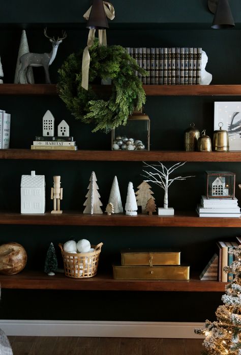 Transitional Christmas Decor, Christmas Bookshelf, Scandi Christmas, Modern Christmas Decor, Christmas Decor Inspiration, Decorating Shelves, Merry Little Christmas, Reading Room, Garland Decor