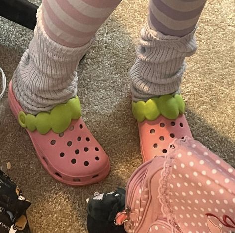 Strawberry Crocs Outfit, Pink Crocs Outfit, Strawberry Crocs, Aesthetic Crocs, Crocs Cute, Croc Outfits, Crocs Aesthetic, Strawberry Things, Crocs Outfit