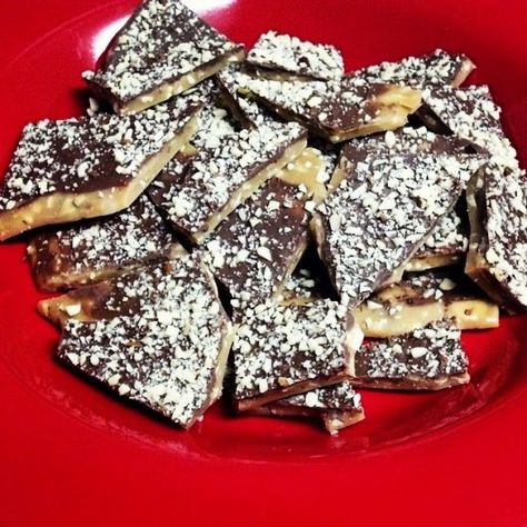 Butter Crunch Toffee, Almond Roca, Butter Crunch, Xmas Baking, Best Christmas Cookie Recipe, Toffee Recipe, Pecan Bars, English Toffee, Dark White