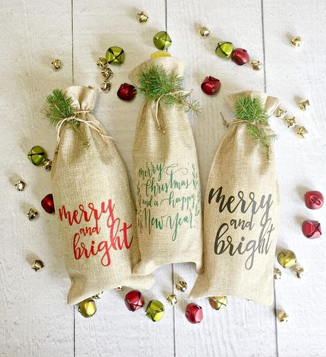 Wine Gifts Diy, Christmas Wine Bags, Wine Gift Bags, Christmas Wine Bottle Covers, Christmas Pillows Diy, Mason Jar Christmas Gifts, Holiday Hostess Gifts, Handmade Gift Ideas, Wine Bags