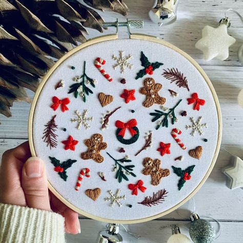 Small Embroidery Designs, Festive Embroidery, Diy Beginner, Gingerbread Diy, Wooden Embroidery, Beginner Crafts, Christmas Embroidery Patterns, Diy Embroidery Kit, Diy Broderie