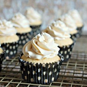 White Russian Cupcakes, Best Cupcake, Boozy Cupcakes, Chocolate Cherry Cake, Fun Cupcake Recipes, Boozy Desserts, White Russian, Yummy Cupcakes, Fun Cupcakes