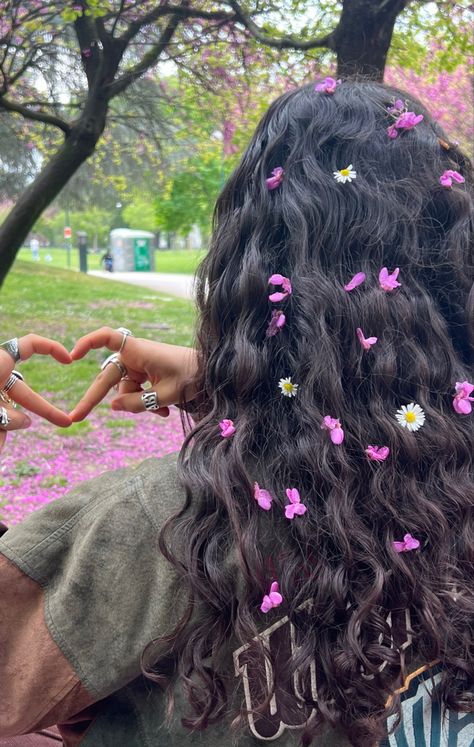 flowers in hair aesthetic Flower In Curly Hair, Girl With Flowers In Her Hair, Curly Hair Aesthetic Pictures, Hair Poses Photo Ideas, Flowers In Curly Hair, Flowers In Hair Aesthetic, Curly Hair With Flowers, Curly Hair Flowers, Hair With Flowers