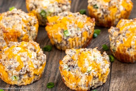 Bisquick Sausage Muffins {4 Ingredients} Gonna Want Seconds Bisquick Sausage Muffins, Bisquick Recipes Breakfast, Bisquick Banana Bread, Bisquick Sausage, Bisquick Chicken, Sausage Muffins, Sausage Balls Recipe, Sausage Biscuits, Classic Chili