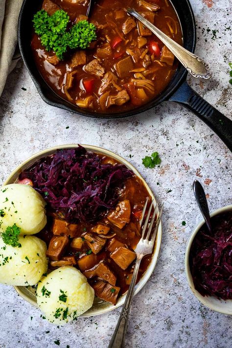 Vegetarian Goulash, Vegan Goulash, Plantbased Dinner, Veg Soup Recipes, Vegan Meat Substitutes, Jackfruit Recipes, Veg Soup, Vegan Stew, Clean Eating Lunch