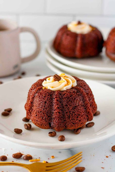 Coffee & Irish Cream Mini Bundt Cakes | Picnic Lifestyle Mini Coffee Cake, Coffee Bundt Cake, Fat Coffee, Picnic Date Food, Entertaining Desserts, Creamy Carrot Soup, Sweet Potato Hummus, Cake Calories, Bundt Cake Pan