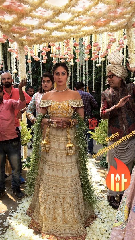 #KareenaKapoorKhan #VeereDiWedding #Bollywood Dulhan Entry, Kareena Kapoor Wedding, Bride Entrance, Veere Di Wedding, Bride Entry, Indian Wedding Bride, Bridal Lehenga Collection, Wedding Sari, Mehndi Decor