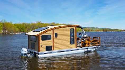 This is a custom tiny house boat built by a woodworker. The couple from Exploring Alternatives convinced him to let them do a tour of it to share with you! Tiny House Boat, Tiny Houseboat, Small Houseboats, Pontoon Houseboat, Shanty Boat, Houseboat Living, Container Cabin, Boat Building Plans, Micro House