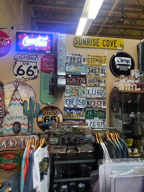 Cool Garage Ideas Man Cave Stuff, Auto Shop Ideas, 50s Garage, Vintage Garage Ideas, Obx Life, Diy Wood Pallet Projects, Car Man Cave, Vintage Garage, Cool Garages