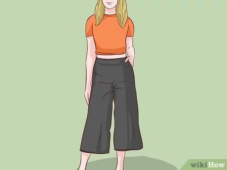 Easy Ways to Wear Culottes when You're Petite: 7 Steps Cullotes Outfit Casual, Culottes Outfit Casual, Culottes Outfit Summer, Denim Culottes Outfits, Culottes Street Style, Denim Cullotes, Pants For Short Women, Pant Outfits For Women, How To Style Culottes