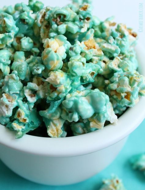 Cotton Candy Popcorn Recipe, How To Make Blue Popcorn, Blue Popcorn Recipe, Candy Popcorn Recipe, Jello Popcorn, Cotton Candy Popcorn, Popcorn Butter, Marshmallow Popcorn, Gluten Free Marshmallows