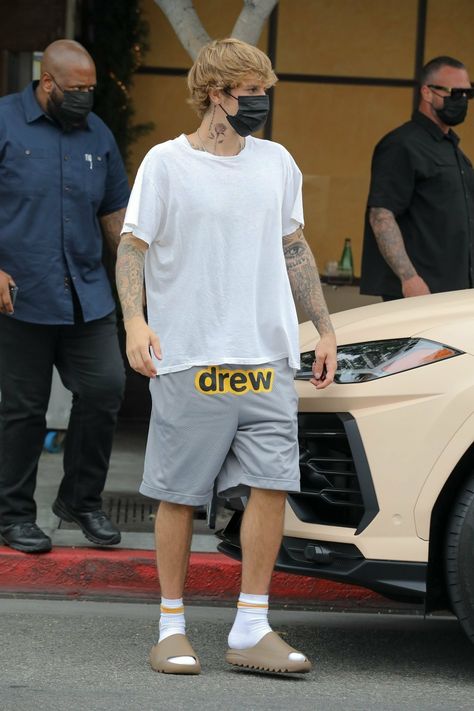 Best Casual Wear For Men, Justin And Hailey Bieber, Justin And Hailey, Justin Bieber Outfits, Justin Bieber News, Justin Bieber Posters, Justin Bieber Style, Yeezy Outfit, Slides Outfit