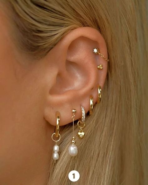 Eats Piercing, Earrings Up The Ear, Earring On Ear, Piercing Ideas For Both Ears, Many Earrings In Ear, Gold Ear Stacking, Earring Designs On Ear, Peircings Women Classy, Stacked Earrings Ear Piercings