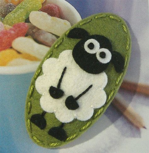 Felt Hair Accessories, Fluffy Sheep, Sheep Crafts, Felt Hair Clips, Felt Brooch, Felt Decorations, Creation Couture, Felt Diy, Felt Toys