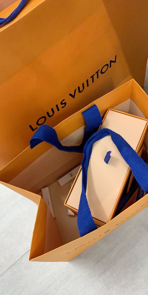 Fake Gifts, Shopping Pictures, Copy Trading, Christmas Gift Packaging, Louis Vuitton Shop, Dubai Aesthetic, Luxury Birthday, Rich Girl Aesthetic, Rich Girl Lifestyle