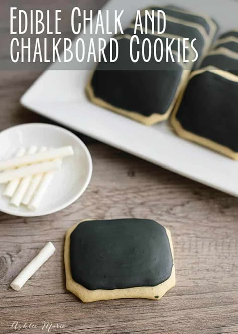 It is easy to make homemade chalkboard cookies and edible chalk and it's just as fun to play with them as to eat them, a great treat and snack for school or parties via @ashleemariecake | Ashlee Marie | Disney | Disney Party | Party Treats | #disney #disneyparty #disneyrecipe #partyideas Chalkboard Cookies, Edible Chalk, Diy Easy Recipes, Dessert Aux Fruits, School Treats, C Is For Cookie, Snacks Für Party, School Party, Food Crafts