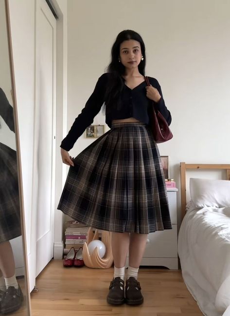 Long Plaid Skirt Outfit, Baggy Fashion, Long Plaid Skirt, Cotton Candy Hair, Plaid Skirt Outfit, Dark Academia Style, Academia Style, Earthy Outfits, Baby Graphic Tees