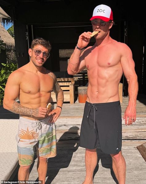 Chris Hemsworth (right) has shared a tribute to his longtime personal trainer, Luke Zocchi... Luke Zocchi, Chris Hemsworth Kids, Chris Hemsworth Workout, Chris Hemsworth Shirtless, Luke Hemsworth, Hemsworth Brothers, Tom Burke, Chris Hemsworth Thor, Men Abs