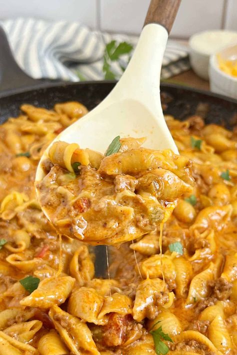 This quick and easy one pot taco pasta recipe is perfect for busy weeknights. With ground beef, tender pasta and plenty of cheese, this 30-minute meal is sure to become a family favorite. Taco Helper Homemade, Taco Pasta Bake Cream Cheese, Easy Dinner Recipes With Ground Beef Pasta, One Pot Cheesy Taco Pasta, Ground Beef Taco Pasta Recipes, Crunchy Taco Hamburger Helper, Quick Pasta Recipes Ground Beef, Cheese Burger Pasta Recipes, Taco Pasta Recipes Easy