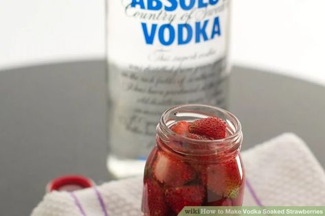 Vodka Soaked Strawberries, Infused Fruit, How To Make Vodka, Sweet Deserts, Chocolate Vodka, Strawberry Liqueur, Valentines Idea, Strawberry Vodka, Live Alone