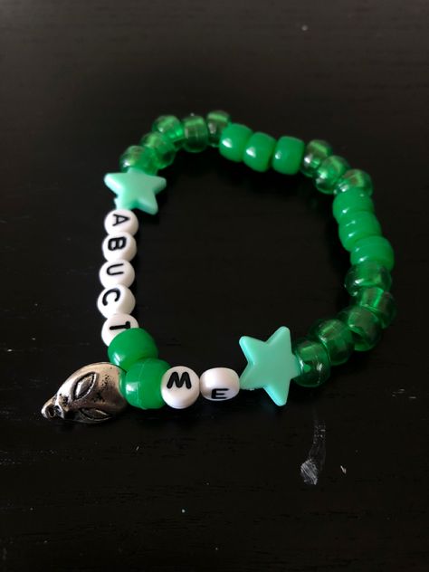 Festival Kandi Ideas, Alien Kandi, Alien Rave Outfit, Rave Kandi Bracelets, Rave Kandi, Rave Candy, Rave Kandi Ideas, Rave Bracelets, Festival Bracelets