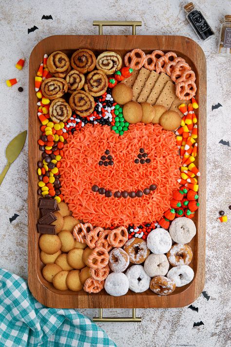 Make your Halloween party one to remember with this easy pumpkin frosting board featuring homemade orange frosting and fun dippers! Halloween Desserts Board, Halloween Dessert Charcuterie Board Ideas, Halloween Icing Board, Halloween Frosting Board, Orange Halloween Treats, Orange Charcuterie Board Ideas, Halloween Dessert Boards, Halloween Buttercream Board, Buttercream Charcuterie Board